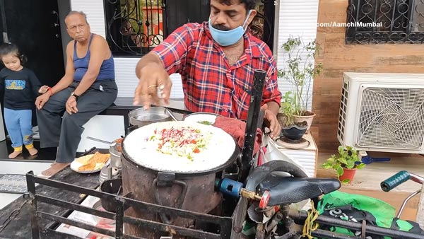 சைக்கிளையே ஓட்டலாக மாற்றிய நபர்... தோசை முதல் பீட்சா வரை... 13 மில்லியன் பார்வையாளர்களை பெற்ற வீடியோ!!