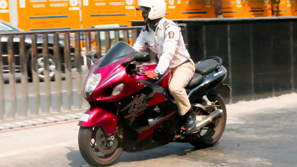 சுசுகி ஹயபுசா பைக்கில் வலம் வந்த போக்குவரத்து காவலர்... இதோட விலைய கேட்டீங்கனா மயக்கமே போட்ருவீங்க!!