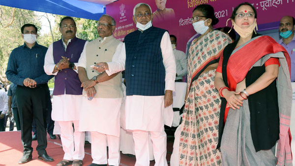 எலெக்ட்ரிக் பேருந்துகளின் சேவையை நிதிஷ் குமார் தொடங்கி வைத்த பின் நடந்த பரபரப்பு சம்பவம்... என்னனு தெரியுமா?