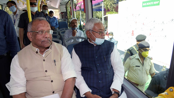 எலெக்ட்ரிக் பேருந்துகளின் சேவையை நிதிஷ் குமார் தொடங்கி வைத்த பின் நடந்த பரபரப்பு சம்பவம்... என்னனு தெரியுமா?