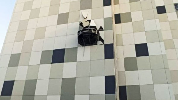 பார்க்கிங் செய்யும்போது கட்டுப்பாட்டை இழந்த விளையாட்டு வீரரின் கார்... அந்தரத்தில் தொங்கிய ஷாக் நிகழ்வு!!