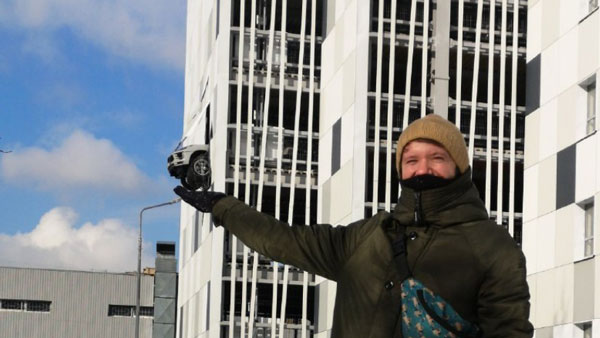 பார்க்கிங் செய்யும்போது கட்டுப்பாட்டை இழந்த விளையாட்டு வீரரின் கார்... அந்தரத்தில் தொங்கிய ஷாக் நிகழ்வு!!