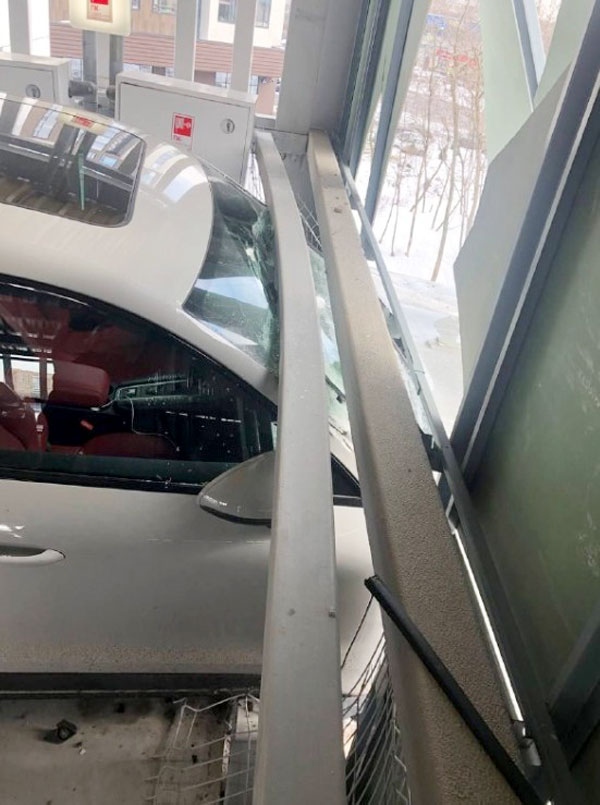 பார்க்கிங் செய்யும்போது கட்டுப்பாட்டை இழந்த விளையாட்டு வீரரின் கார்... அந்தரத்தில் தொங்கிய ஷாக் நிகழ்வு!!