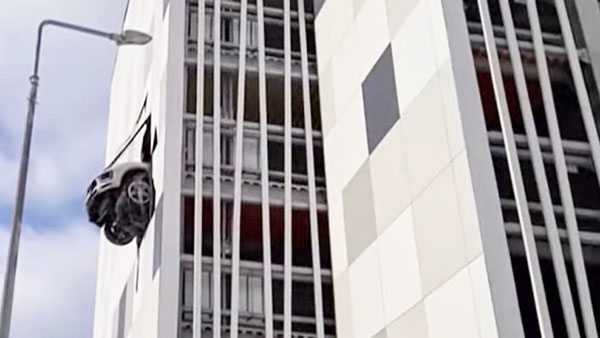 பார்க்கிங் செய்யும்போது கட்டுப்பாட்டை இழந்த விளையாட்டு வீரரின் கார்... அந்தரத்தில் தொங்கிய ஷாக் நிகழ்வு!!