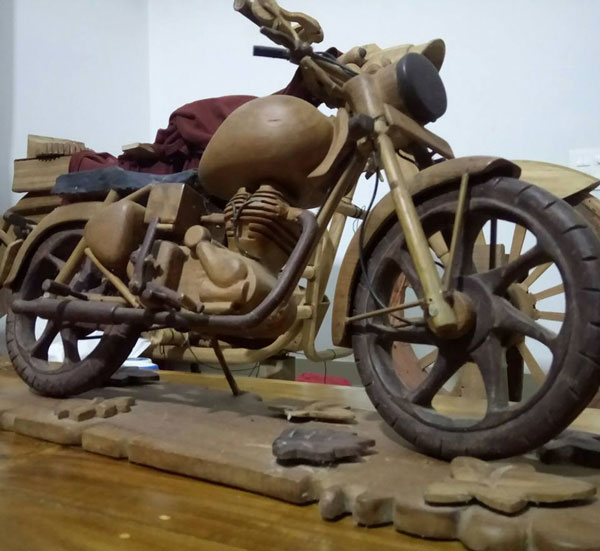 இதெல்லாம் வேற லெவல் திறமை... மரக்கட்டையால் உருவாக்கப்பட்ட ராயல் என்பீல்டு புல்லட்... வீடியோ!