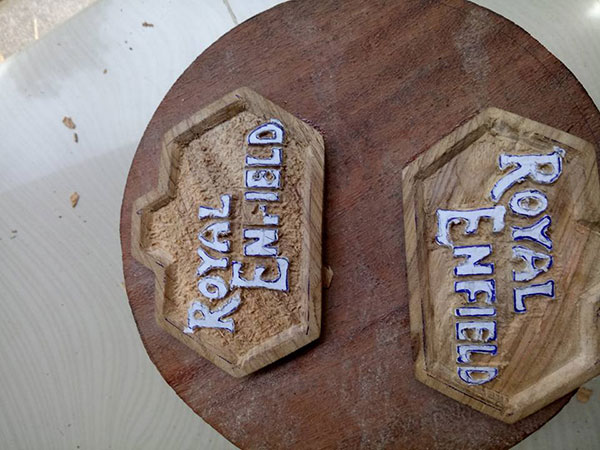 இதெல்லாம் வேற லெவல் திறமை... மரக்கட்டையால் உருவாக்கப்பட்ட ராயல் என்பீல்டு புல்லட்... வீடியோ!