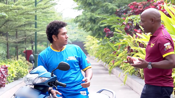 டூ-வீலர் ஓட்டும்போது இந்த தப்ப பண்ணாதீங்க... ரசிகர்களுக்கு மட்டுமல்ல நம்ம எல்லாருக்கும் இது பொருந்தும்...