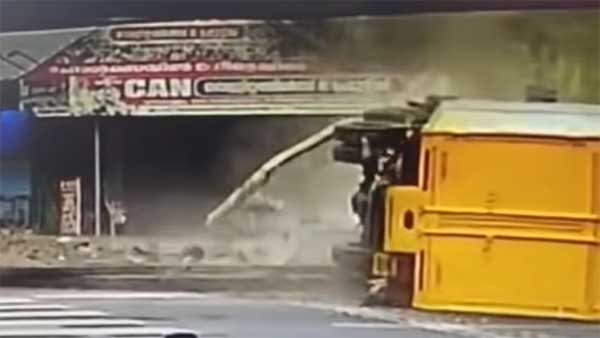 நிச்சயம் இவரு ஏதோ புண்ணியம் செஞ்சிருக்கணும்... நூலிழையில் உயிர்தப்பிய இளைஞர்... பரபரப்பு சிசிடிவி வீடியோ!