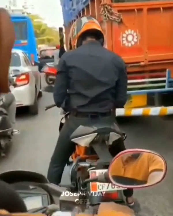 வாத்தி கமிங் பாடலுக்கு நடனமாடிய இளைஞர்... எந்த இடத்துல ஆடினாருனு தெரிஞ்சா நம்ம இளைய தளபதியே மெர்சலாய்டுவார்!!