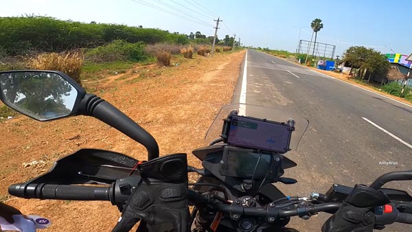 கர்நாடகாவில் இருந்து வந்த பைக் ரைடரை நிப்பாட்டிய தமிழ்நாடு போலீஸ்காரர்... காரணத்தை உங்களால் யூகிக்கவே முடியாது...