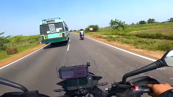 கர்நாடகாவில் இருந்து வந்த பைக் ரைடரை நிப்பாட்டிய தமிழ்நாடு போலீஸ்காரர்... காரணத்தை உங்களால் யூகிக்கவே முடியாது...