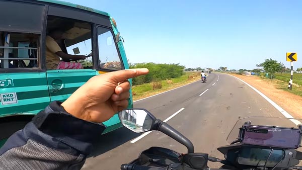 கர்நாடகாவில் இருந்து வந்த பைக் ரைடரை நிப்பாட்டிய தமிழ்நாடு போலீஸ்காரர்... காரணத்தை உங்களால் யூகிக்கவே முடியாது...