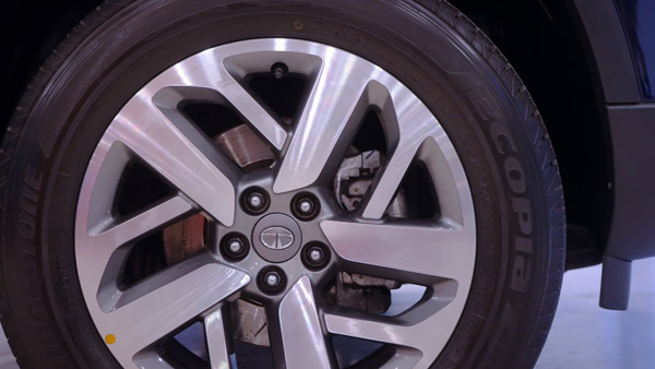 டாடாவின் புதிய சர்வீஸ்... சஃபாரி காரை எப்பவுமே புதுசுபோல வச்சுக்களாம்... ஆண்டுகள் பல ஆனாலும்கூட மங்காது!! 