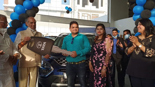 ஒரே ஒரு நாளில் 100 யூனிட் சஃபாரி கார்கள் டெலிவரி; அதுவும் ஒற்றை நகரத்தில்... தலைநகரத்தையே அமர்களப்படுத்திய டாடா!