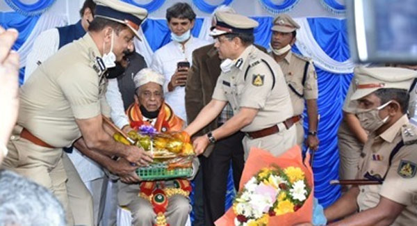 சிக்னல் கம்பத்திற்கு மரியாதை செலுத்திய பெங்களூரு போலீஸார்... இந்த கம்பத்திற்கு பின்னால் இப்படி ஒரு வரலாறா?..