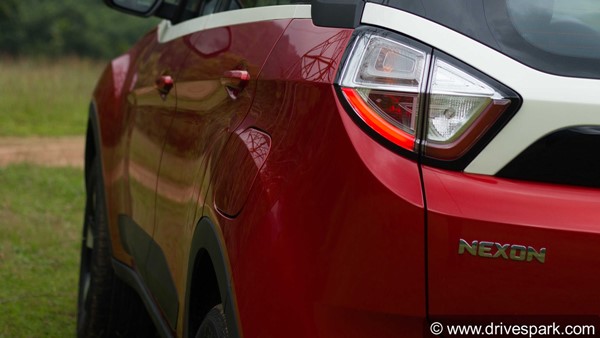 கார்களில் பெட்ரோல் பம்ப் ஐகானுக்கு பக்கத்துல ஒரு அம்புக்குறி இருக்கும்... அது எதுக்குனு யாரும் சொல்ல மாட்டாங்க