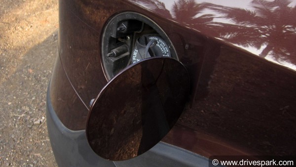 கார்களில் பெட்ரோல் பம்ப் ஐகானுக்கு பக்கத்துல ஒரு அம்புக்குறி இருக்கும்... அது எதுக்குனு யாரும் சொல்ல மாட்டாங்க