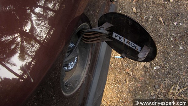 கார்களில் பெட்ரோல் பம்ப் ஐகானுக்கு பக்கத்துல ஒரு அம்புக்குறி இருக்கும்... அது எதுக்குனு யாரும் சொல்ல மாட்டாங்க