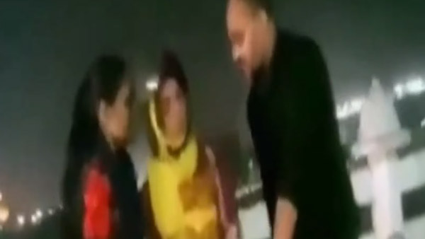 பாலத்தில் ஸ்கூட்டரை நிறுத்தி ஐஸ் க்ரீம் சாப்பிட்டதற்கு அபராதம்... அழுதே காரியத்தை சாதித்த பெண்... வீடியோ