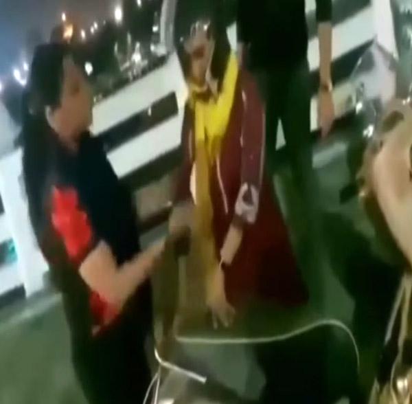 பாலத்தில் ஸ்கூட்டரை நிறுத்தி ஐஸ் க்ரீம் சாப்பிட்டதற்கு அபராதம்... அழுதே காரியத்தை சாதித்த பெண்... வீடியோ