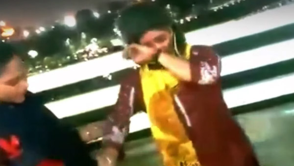 பாலத்தில் ஸ்கூட்டரை நிறுத்தி ஐஸ் க்ரீம் சாப்பிட்டதற்கு அபராதம்... அழுதே காரியத்தை சாதித்த பெண்... வீடியோ