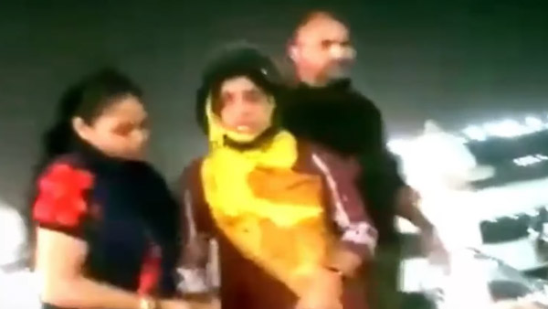 பாலத்தில் ஸ்கூட்டரை நிறுத்தி ஐஸ் க்ரீம் சாப்பிட்டதற்கு அபராதம்... அழுதே காரியத்தை சாதித்த பெண்... வீடியோ