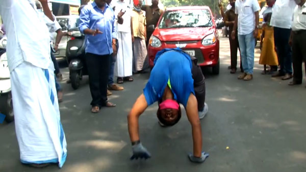 அமைச்சர் எஸ்.பி.வேலுமணிக்காக யோகா மாஸ்டர் செய்த காரியம்... வாயை பிளந்து பார்த்த கோவை மக்கள்... வீடியோ