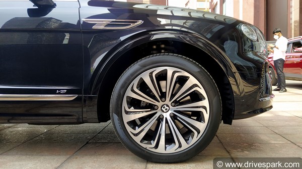 பெங்களுரூவில் பெண்ட்லீயின் 2021 பெண்டைகா & ஃப்ளையிங் ஸ்பர் கார்கள்!! நாடு முழுவதும் சுற்றுப்பயணம்...