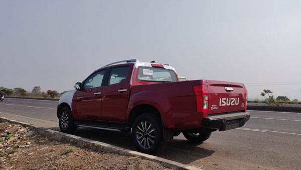 டீலர்ஷிப் ஷோரூமில் பிஎஸ்6 இசுஸு டி-மேக்ஸ் வி-க்ராஸ்!! விரைவில் விற்பனைக்கு அறிமுகமாகிறது