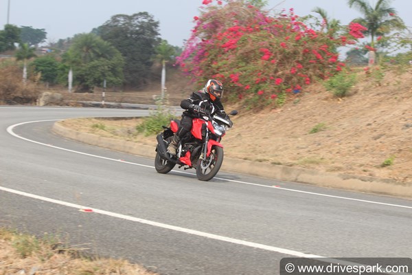 பட்ஜெட் பெர்ஃபார்மென்ஸ் பைக்குகளில் பர்ஃபெக்ட் சாய்ஸ்... புதிய டிவிஎஸ் அப்பாச்சி 160 4வி பைக்கின் ரோடு டெஸ்ட் ரிவியூ!