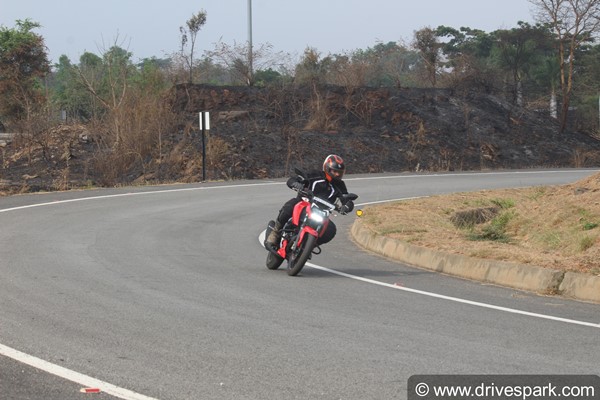 பட்ஜெட் பெர்ஃபார்மென்ஸ் பைக்குகளில் பர்ஃபெக்ட் சாய்ஸ்... புதிய டிவிஎஸ் அப்பாச்சி 160 4வி பைக்கின் ரோடு டெஸ்ட் ரிவியூ!