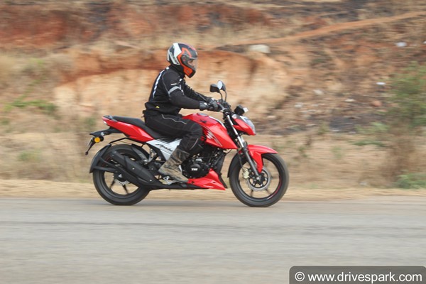 பட்ஜெட் பெர்ஃபார்மென்ஸ் பைக்குகளில் பர்ஃபெக்ட் சாய்ஸ்... புதிய டிவிஎஸ் அப்பாச்சி 160 4வி பைக்கின் ரோடு டெஸ்ட் ரிவியூ!