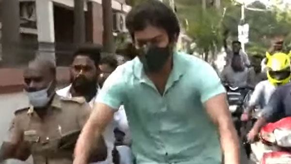 தேர்தல் களத்தை சூடாக்கிய நடிகர் விஜய்... அவர் பயன்படுத்திய கருப்பு - சிவப்பு சைக்கிள் விலை எவ்வளவு தெரியுமா?