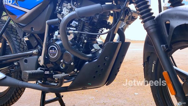 நிச்சயம் இந்த பைக் டெலிவரி மேன்களுக்கு உதவும்... ஷோரூமில் முதல் முறையாக காட்சி தந்த பஜாஜின் விலை குறைவான பைக்!!