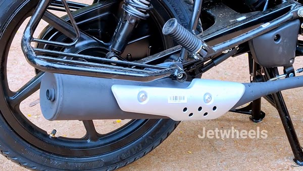 நிச்சயம் இந்த பைக் டெலிவரி மேன்களுக்கு உதவும்... ஷோரூமில் முதல் முறையாக காட்சி தந்த பஜாஜின் விலை குறைவான பைக்!!