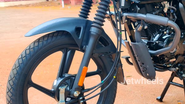 நிச்சயம் இந்த பைக் டெலிவரி மேன்களுக்கு உதவும்... ஷோரூமில் முதல் முறையாக காட்சி தந்த பஜாஜின் விலை குறைவான பைக்!!