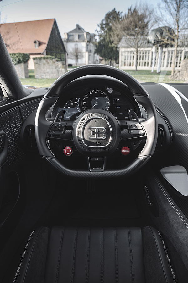 300வது சிரோன் கார் தொழிற்சாலையில் இருந்து வெளிவந்தது!! புகாட்டியின் மற்றுமொரு மைல்கல்...