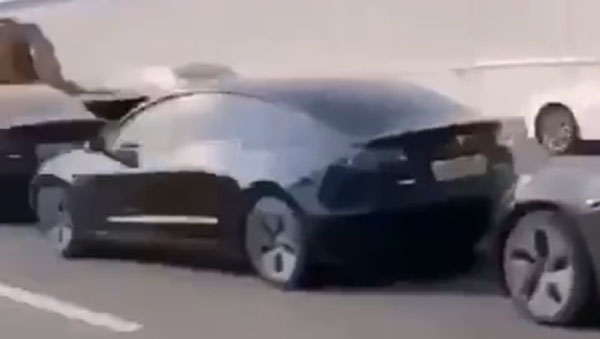 டெஸ்லா கார்களில் செல்வோரை குறிவைத்து பிடிக்கும் போலீஸார்!! அதிரடி நடவடிக்கையில் சீனா!