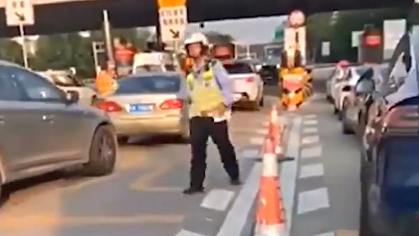 டெஸ்லா கார்களில் செல்வோரை குறிவைத்து பிடிக்கும் போலீஸார்!! அதிரடி நடவடிக்கையில் சீனா!