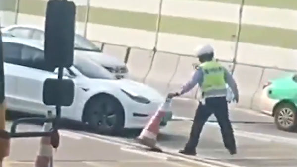 டெஸ்லா கார்களில் செல்வோரை குறிவைத்து பிடிக்கும் போலீஸார்!! அதிரடி நடவடிக்கையில் சீனா!