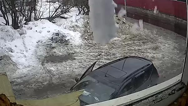 தலைக்கு வந்தது விண்ட்ஷீல்டோடு போனது! பிரமாண்ட உறை பனி கார்மீது விழும் ஷாக் வீடியோ... மயிரிழையில் தப்பிய இளைஞர்!