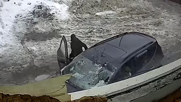 தலைக்கு வந்தது விண்ட்ஷீல்டோடு போனது! பிரமாண்ட உறை பனி கார்மீது விழும் ஷாக் வீடியோ... மயிரிழையில் தப்பிய இளைஞர்!