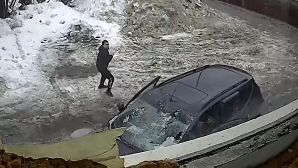 தலைக்கு வந்தது விண்ட்ஷீல்டோடு போனது! பிரமாண்ட உறை பனி கார்மீது விழும் ஷாக் வீடியோ... மயிரிழையில் தப்பிய இளைஞர்!