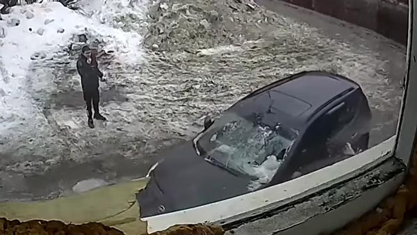 தலைக்கு வந்தது விண்ட்ஷீல்டோடு போனது! பிரமாண்ட உறை பனி கார்மீது விழும் ஷாக் வீடியோ... மயிரிழையில் தப்பிய இளைஞர்!