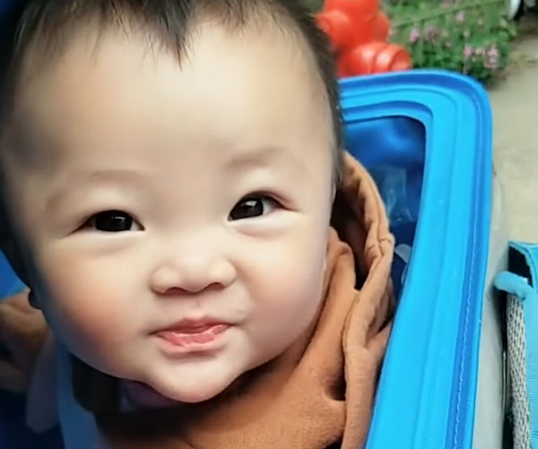 கால் இடுக்கில் குழந்தை... முதுகில் டெலிவரி பொருள்... நிச்சயம் இந்த டெலிவரி மேனின் கதை உங்கள் மனதை உருக வைக்கும்!