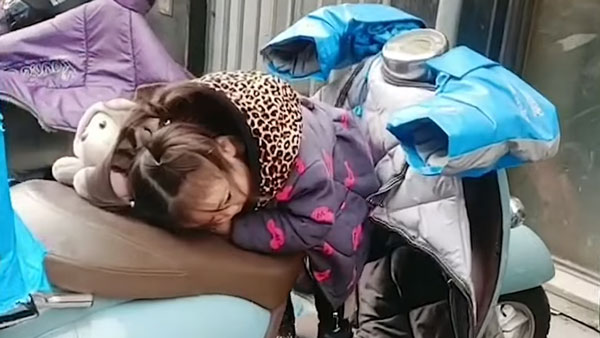 கால் இடுக்கில் குழந்தை... முதுகில் டெலிவரி பொருள்... நிச்சயம் இந்த டெலிவரி மேனின் கதை உங்கள் மனதை உருக வைக்கும்!