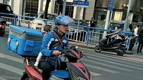 கால் இடுக்கில் குழந்தை... முதுகில் டெலிவரி பொருள்... நிச்சயம் இந்த டெலிவரி மேனின் கதை உங்கள் மனதை உருக வைக்கும்!