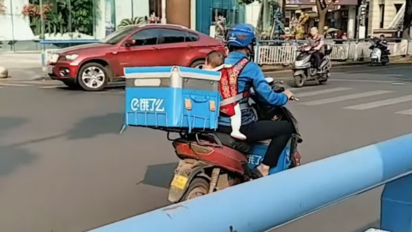 கால் இடுக்கில் குழந்தை... முதுகில் டெலிவரி பொருள்... நிச்சயம் இந்த டெலிவரி மேனின் கதை உங்கள் மனதை உருக வைக்கும்!