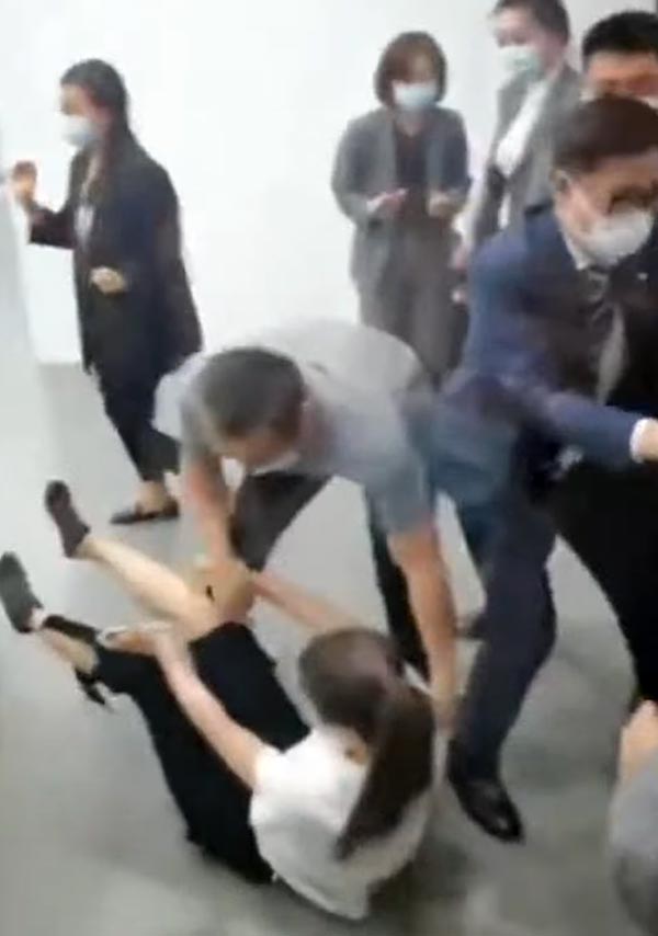 பிரேக் சரியில்லை... டெஸ்லா கார் மீது ஏறி போராட்டம் நடத்திய பெண்... ஷாங்காய் ஆட்டோ ஷோவில் பரபரப்பு!