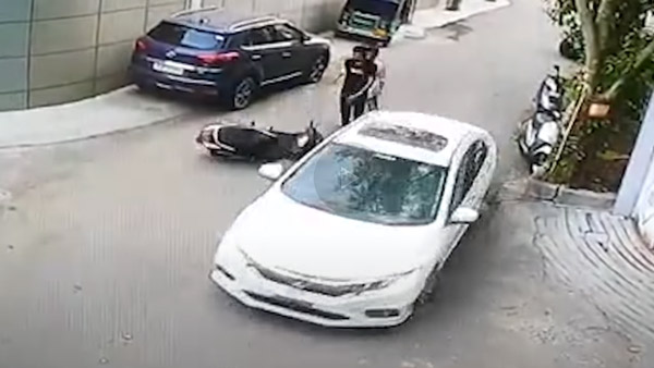 ஸ்கூட்டருக்கு இந்த கதி ஆகும்னு நினைச்சே பார்க்கல!! பொங்கி எழுந்த ஹோண்டா சிட்டி கார் ஓட்டுனர்